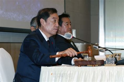 포토 의사봉 두드리는 김병준 전경련 회장 직무대행 네이트 뉴스