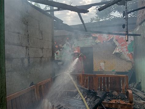 kebakaran rumah  karangpucung diduga akibat konsleting listrik