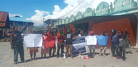 Aksi Protes Penolakan Penempatan Kantor Gubernur Provinsi Papua