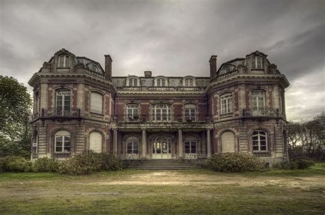 [PHOTOS] Abandoned Buildings. Stories Frozen in Time.