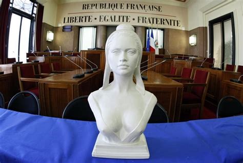 hausse de  du nombre de fonctionnaires en