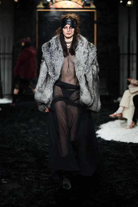 ทำไมนางแบบเดนเซ Mark Gong นำเสนอคอลเลกชนจากโมเมนตการอกหกใน Sex and the City