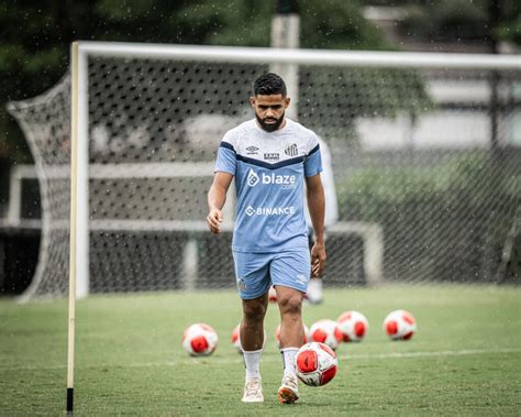 Felipe Jonatan Se P E Disposi O Para Jogar Como Meia No Santos Mas