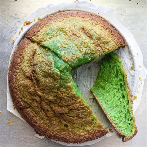 Vietnamese Baked Honeycomb Pandan Cake Bánh Bò Nướng Trứng Rễ Tre Lá Dứa — Vicky Pham