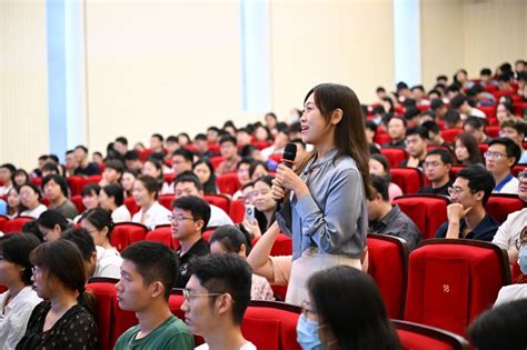 林郑月娥女士到访同济大学并与师生交流互动