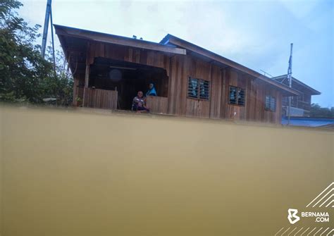 Man Makes His House Float With 69 Plastic Barrels After Getting Tired