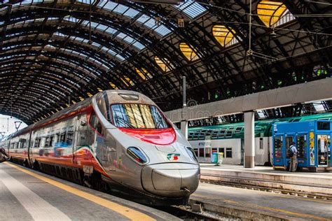 MILANO, ITALIA - 14 LUGLIO 2016 Treno Ad Alta Velocità Trenitalia ...