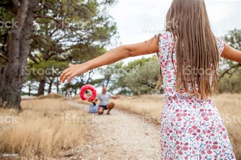 쾌활 한 아버지와 딸 해변 길을 즐길 수 2명에 대한 스톡 사진 및 기타 이미지 2명 가족 남자 Istock