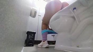 Voyeur Chica del gimnasio orinando en un baño público XVIDEOS