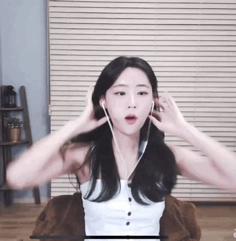 Lột xác từ gái quê thành hot girl và streamer nổi tiếng cô gái xinh đẹp kể chuyện đời