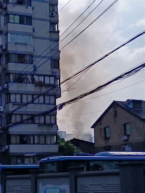 今天上午铁路新村一居民楼发生火灾 消防部门到场扑灭上海滩新民网