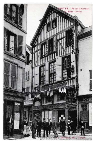 Troyes Troyes Rue De La Monnaie Le Soleil Levant Carte Postale