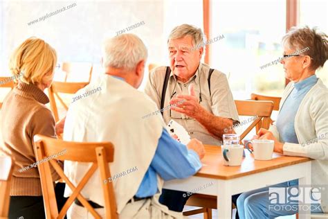 Gruppe Senioren Als Freunde Und Rentner Beim Karten Spielen Im