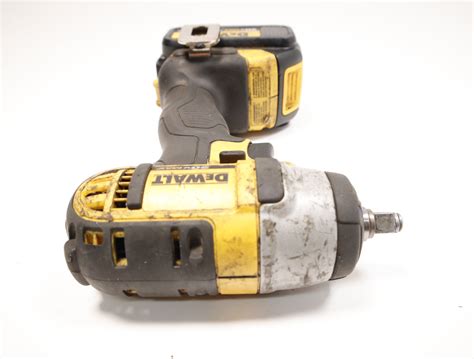 DeWalt DCF883 Cordless 20V 3/8" Impact Wrench Kit