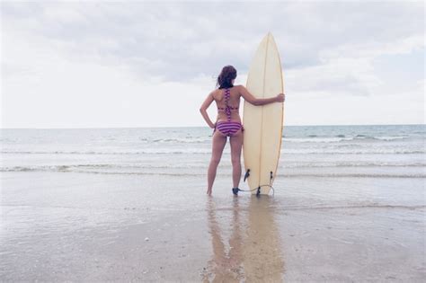 Mujer En Bikini Con Tabla De Surf En La Playa Foto Premium