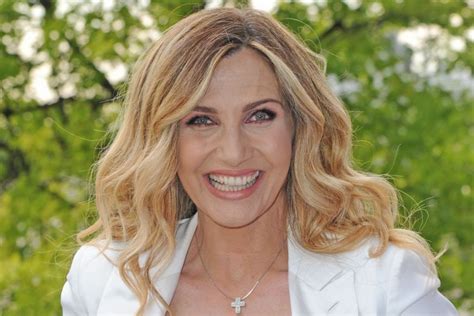 Lorella Cuccarini A Anni Stupisce In Bikini Su Instagram