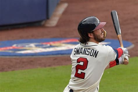 Dansby Swanson Destroza A Filis Con Dos Cuadrangulares Y Bravos Ganan Serie