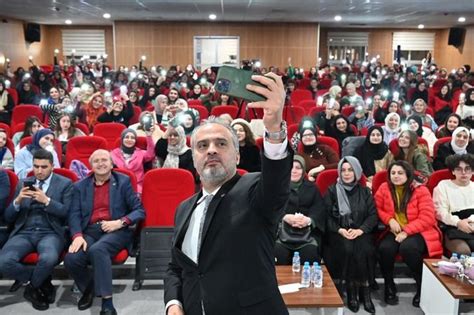 Büyükşehir Belediyesi yurttan çıkan ünlüleri öğrencilerle buluşturdu