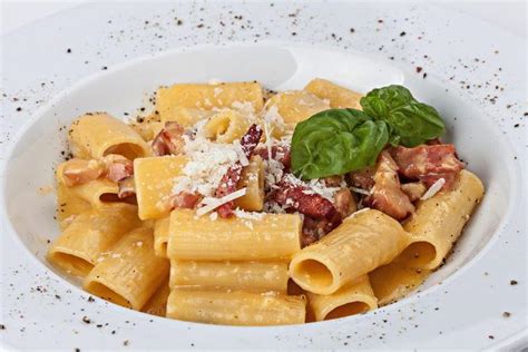 生クリームはなし！日本と本場イタリアのカルボナーラの違いって？ Macaroni