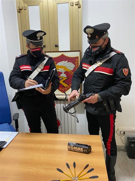LATINA AGGREDISCE CON UNA MAZZA DUE PERSONE AL BAR DENUNCIATO ENNE TROVATO CON UNA BALESTRA