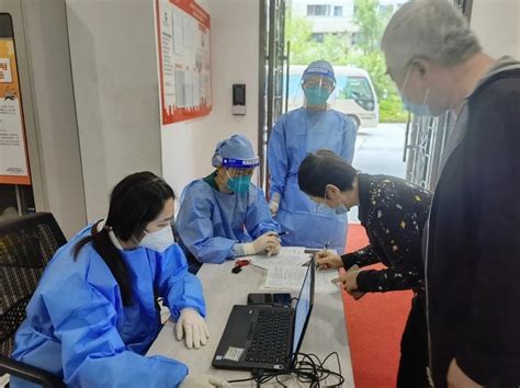 上车接种！青浦盈浦街道“接种车”为重点人群送“苗”上门