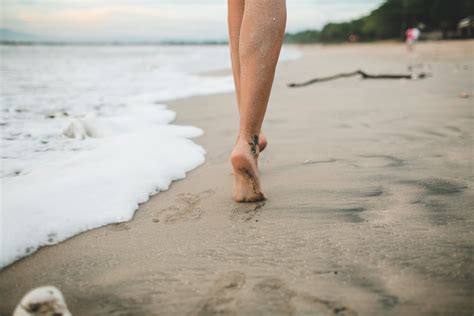 Grounding Los Beneficios De Caminar Descalzo Por La Tierra