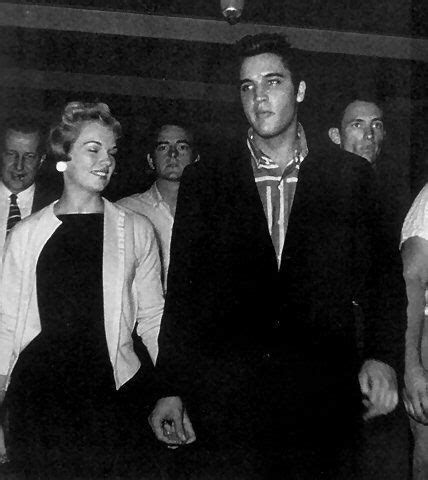 1957 9 13 = Elvis à Memphis Municipal Airport pour accueillir Anita ...