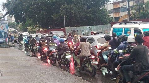 Perbaikan Jembatan Sasak Rembaga Sebabkan Kemacetan Hingga Kilometer