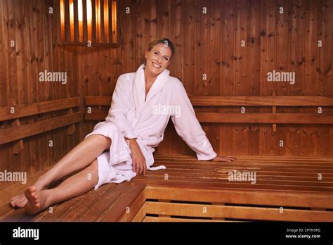 Profiter de sa séance avec le sauna une femme mature dans un sauna Photo Stock Alamy