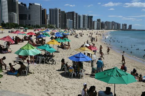 Apesar De Restri Es Banhistas Lotam Praias De Fortaleza Cear G