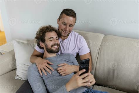 linda joven gay Pareja vídeo vocación su amigos en su vivo habitación a hogar dos masculino