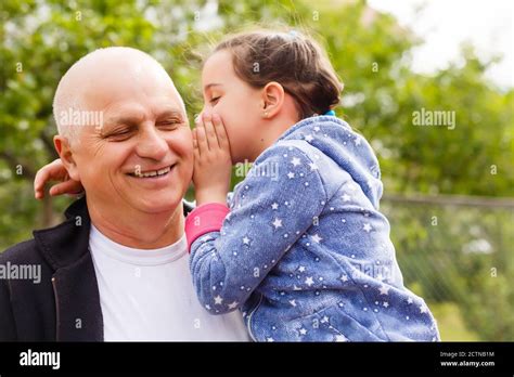 Belle petite fille rendant visite à son grand père âgé Photo Stock Alamy