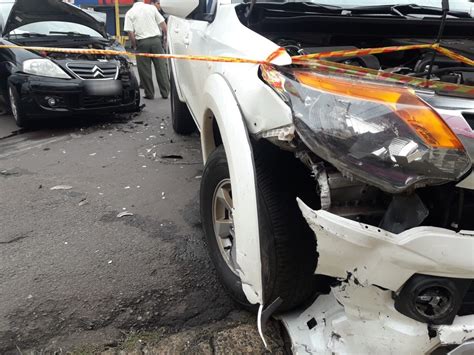 Acidente Na Avenida Manoel Goulart Deixa Mulher E Rapaz Feridos Em