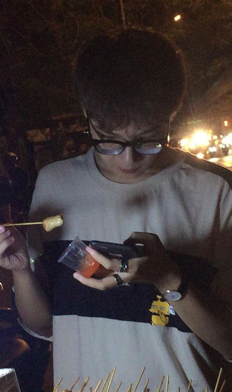 Anh chàng trở thành hot boy xiên nướng của hội mê trai chỉ sau vài bức hình