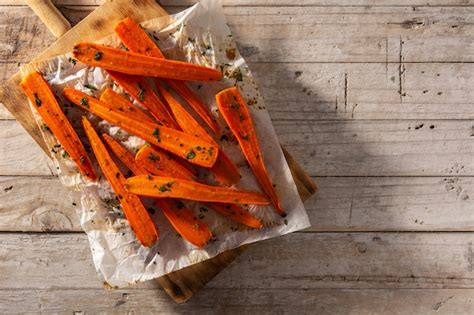 Zanahorias Glaseadas Con Miel Sobre Mesa De Madera Foto Premium