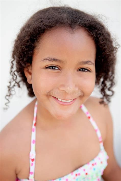 Mooi Meisje Met Bikini In Een Pooldag Stock Afbeelding Image Of Levensstijl Overzees