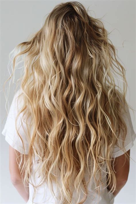 Gorgeous Honey Blonde Hair Ideas In Honey Blonde Hair Blonde Wavy Hair Beachy