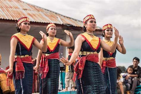 Tari Tor Tor Sejarah Jenis Gerakan Keunikan Musik Gondang Sembilan