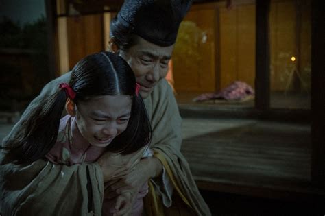 大河ドラマ「光る君へ」第1話。藤原為時（岸谷五朗）は泣きじゃくる愛娘・まひろ（落井実結子）を抱き締め（c）nhk ― スポニチ