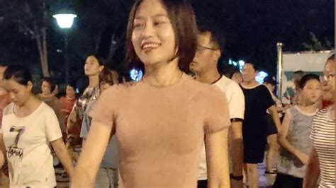 美女欢欢广场舞《鸟儿对花说》，欢欢的故事请点开字幕 Youtube