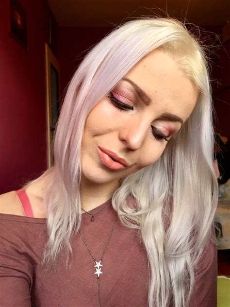 Stylish Blonde NUDE LIP Pink Chocolate Casual Smokey Eye Usta W Odcieniu NUDE Plus Delikatna