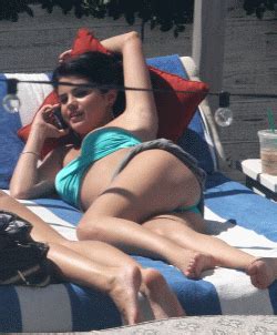 Video Of Selena Gomez Bikini Leg Spread