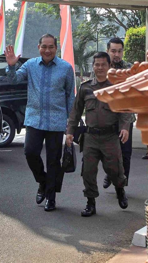 FOTO Ekspresi Mantan Mendag M Lutfi Tiba Di Kejagung Untuk Diperiksa