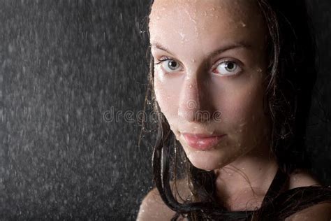 Retrato Del Primer De La Muchacha En Estudio Del Agua Imagen De Archivo Imagen De Bikini Gota