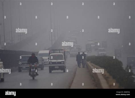 Peshawar Peshawar Pakistan 4th Jan 2024 Dense Fog Covers Peshawar