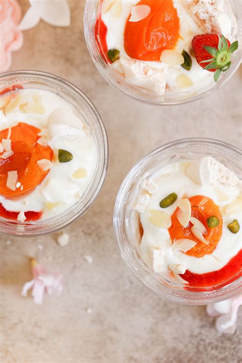 Abricots rôtis à la rose yaourt et coulis de fraise Dessert facile