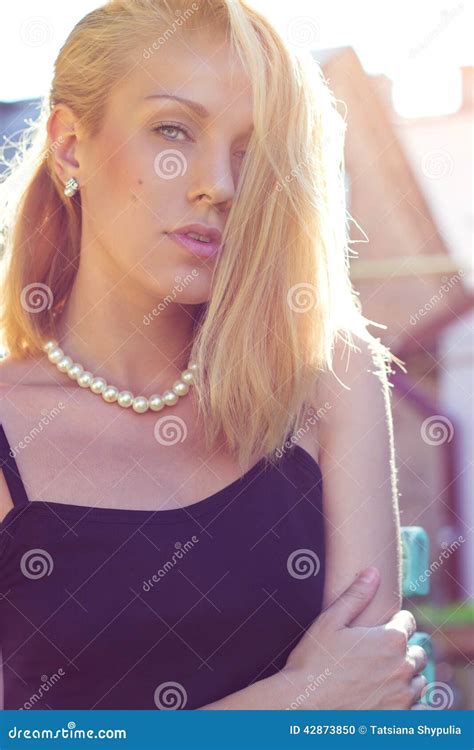 Portrait Dune Belle Fille Blonde Avec Des Yeux Bleus Contre Le Mur Sur