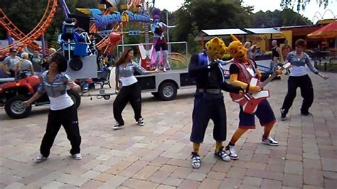 Walibi dancing in Walibi theme park! - YouTube