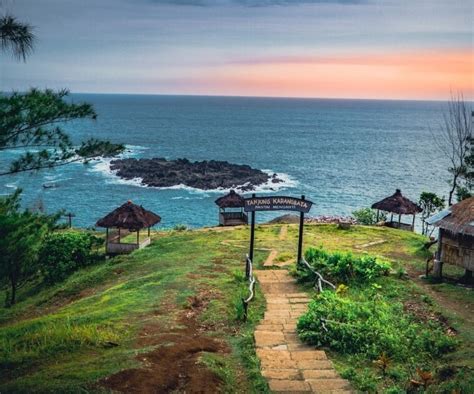 Pantai Menganti Kebumen Keindahan Pantai DiBalik Perbukitan