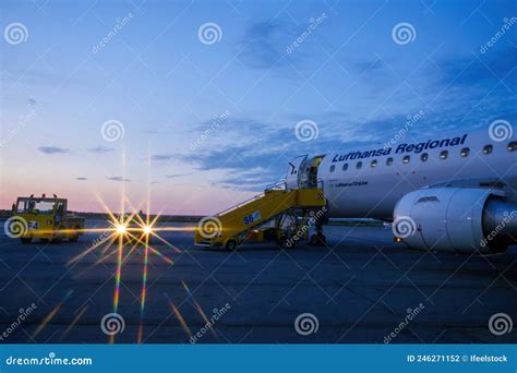 Avión Regional De Lufthansa En La Pista De Aterrizaje Listo Para